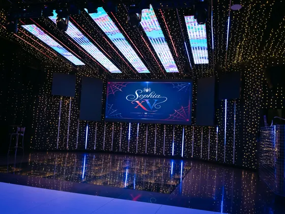 Palco da festa com telões e o painel Sophia XV aceso